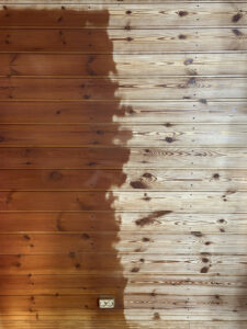 Puupaneelien puhdistus kuivajäällä.