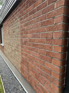 Tiiliseinä ennen ja jälkeen kuivajääpuhalluksen.